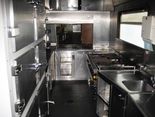 Cuisine du wagon-restaurant WRmh 132 de Continental Railway Solution Kft. (CRS) en Hongrie.